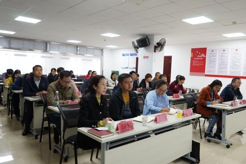 隨后,與會(huì)人員收聽收看了昆明市優(yōu)化營(yíng)商環(huán)境工作推進(jìn)視頻會(huì)議.
